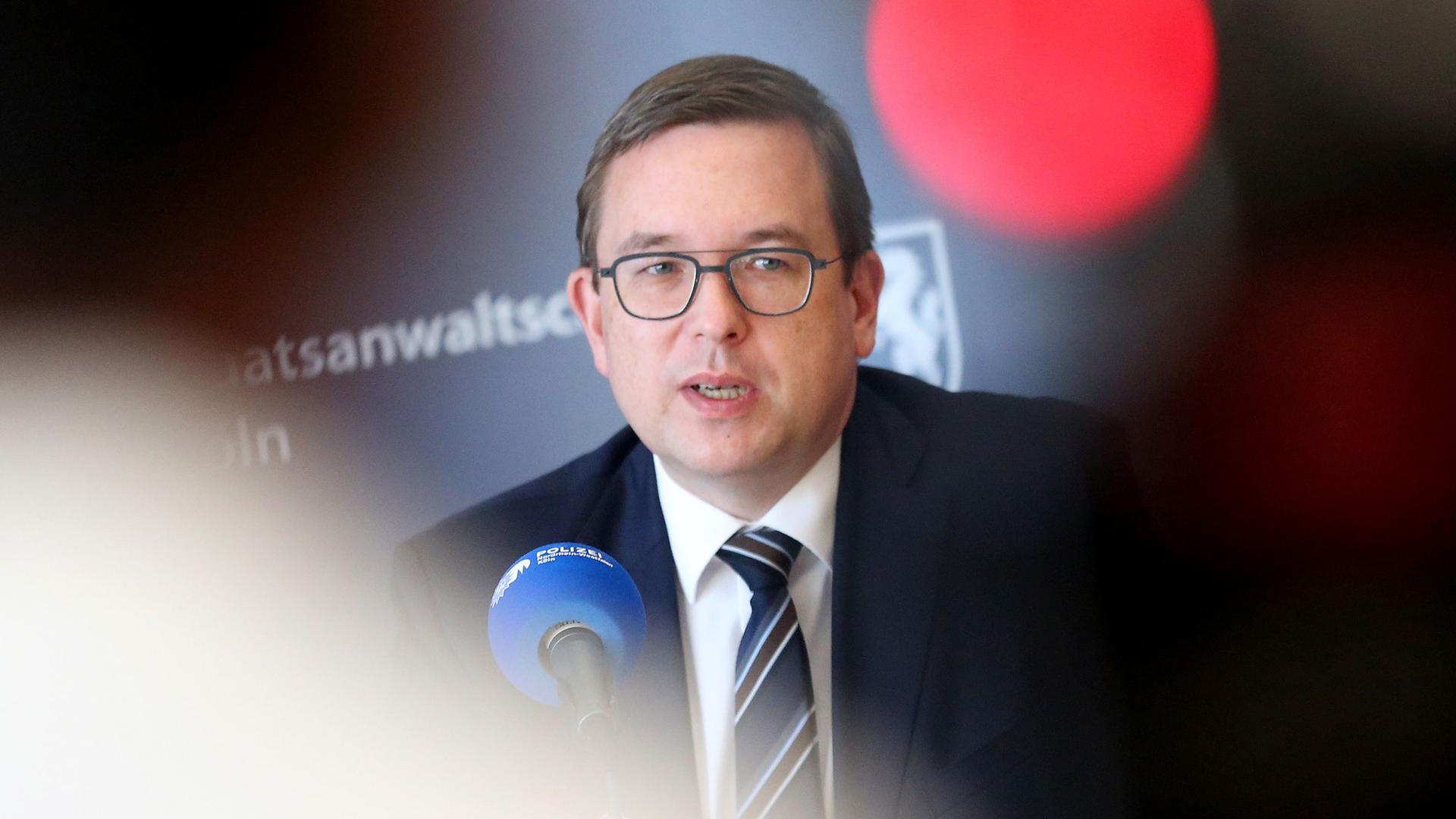 Nordrhein-Westfalen, Köln: Oberstaatsanwalt Markus Hartmann (Leiter Zentral- und Ansprechstelle Cybercrime/ZAC) beantwortet während einer Pressekonferenz Fragen der Journalisten zum bundesweiten Einsatz gegen Kinderpornografie. Nordrhein-Westfalen, Köln: Oberstaatsanwalt Markus Hartmann (Leiter Zentral- und Ansprechstelle Cybercrime/ZAC) beantwortet während einer Pressekonferenz Fragen der Journalisten zum bundesweiten Einsatz gegen Kinderpornografie.