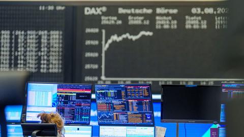 Hessen, Börse in Frankfurt am Main: Eine Händlerin sitzt im Handelssaal vor ihren Bildschirmen.