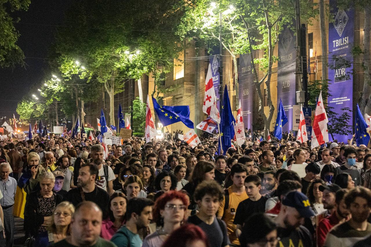 Viele Menschen mit georgischen und EU-Fahnen