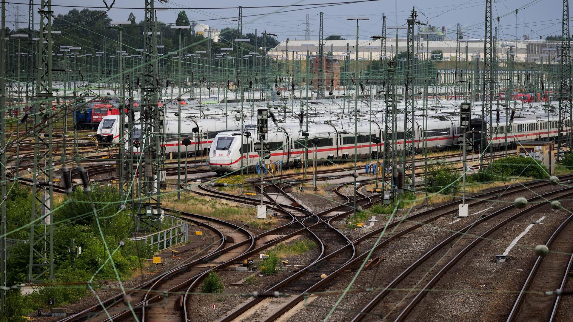 Züge der Deutschen Bahn stehen auf Gleisen