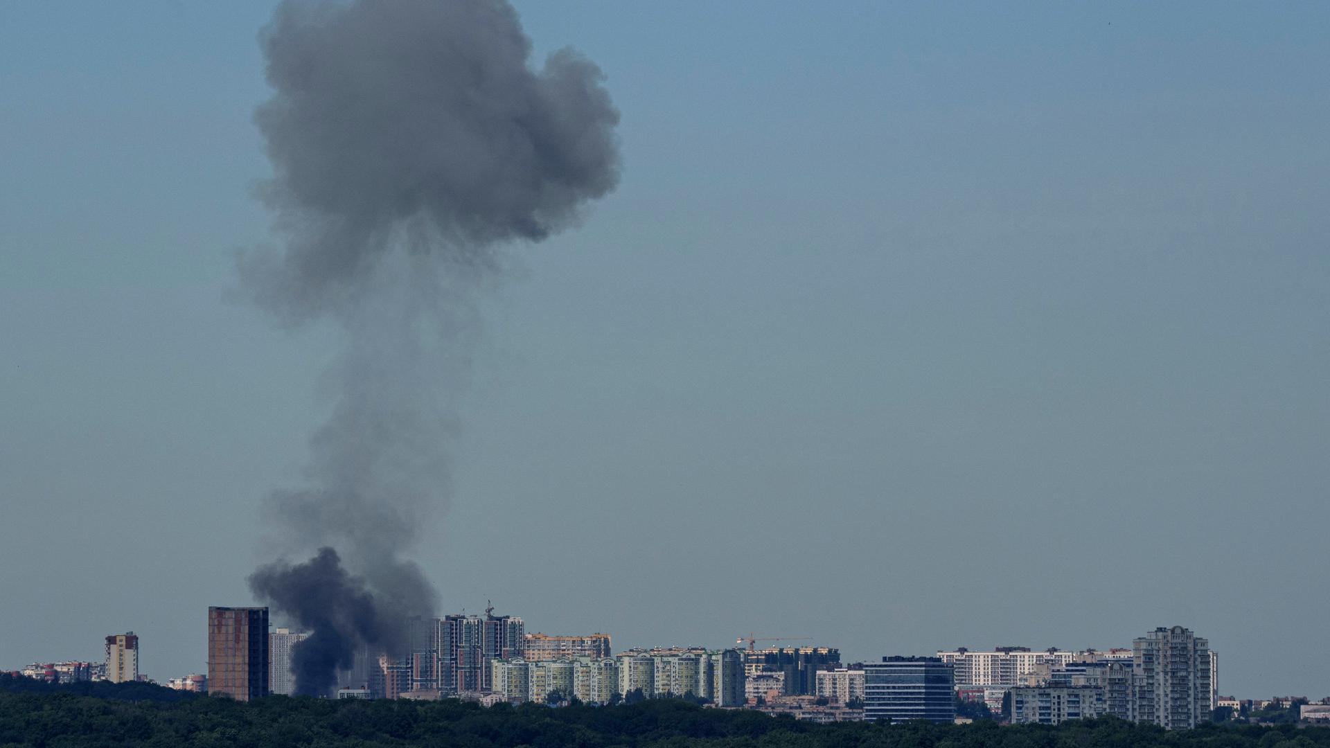 Rauch steigt nach einem russischen Angriff über der Skyline der ukrainischen Hauptstadt Kiew auf. Rauch steigt nach einem russischen Angriff über der Skyline der ukrainischen Hauptstadt Kiew auf.
