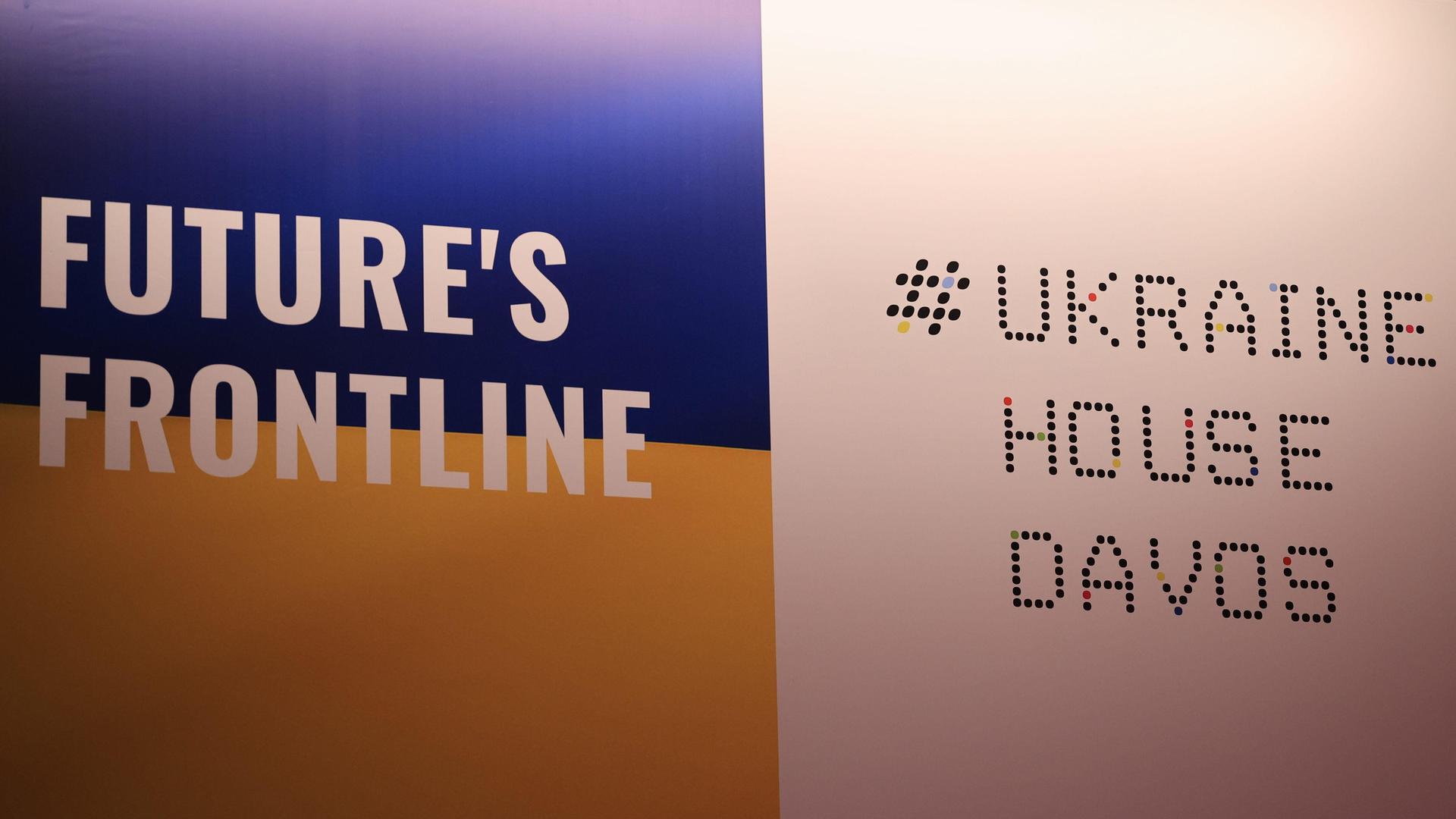 Ein Schild auf dem Weltwirtschaftsforum in Davos zeig die ukrainische Flagge und den Schriftzug "Future's Frontline"
