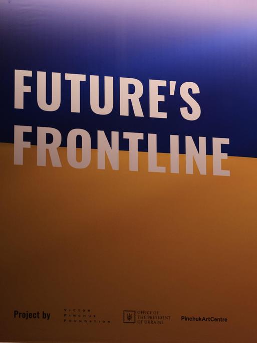 Ein Schild auf dem Weltwirtschaftsforum in Davos zeig die ukrainische Flagge und den Schriftzug "Future's Frontline"