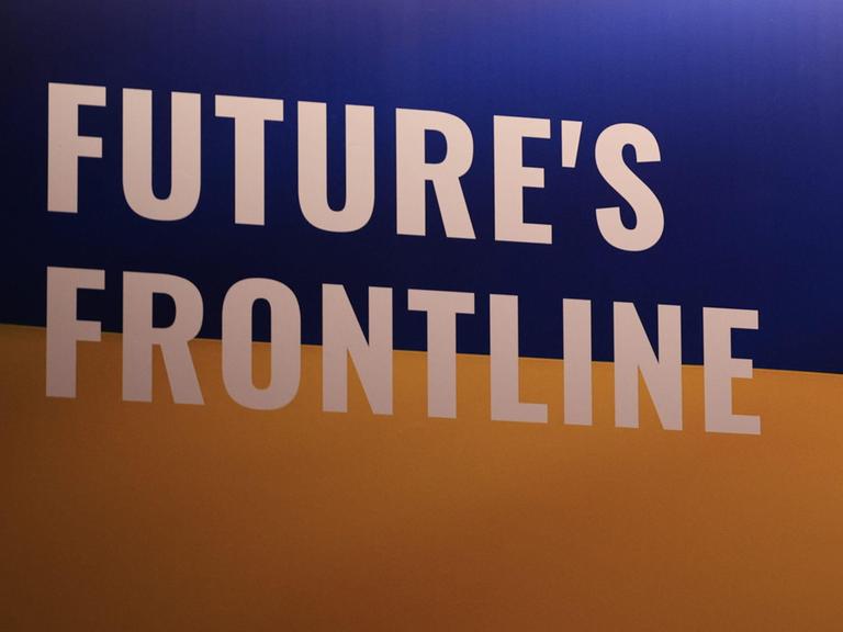 Ein Schild auf dem Weltwirtschaftsforum in Davos zeig die ukrainische Flagge und den Schriftzug "Future's Frontline"