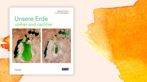 Buchcover von "Unsere Erde vorher und nachher" vor Aquarellhintergrund. Das Cover des quadratischen Bildbands zeigt mit zwei Luftaufnahmen, wie der Aralsee über die Jahre immer kleiner geworden ist. Dahinter weißer Hintergrund, auf dem der Titel des Buchs in grüner Schrift steht. 
