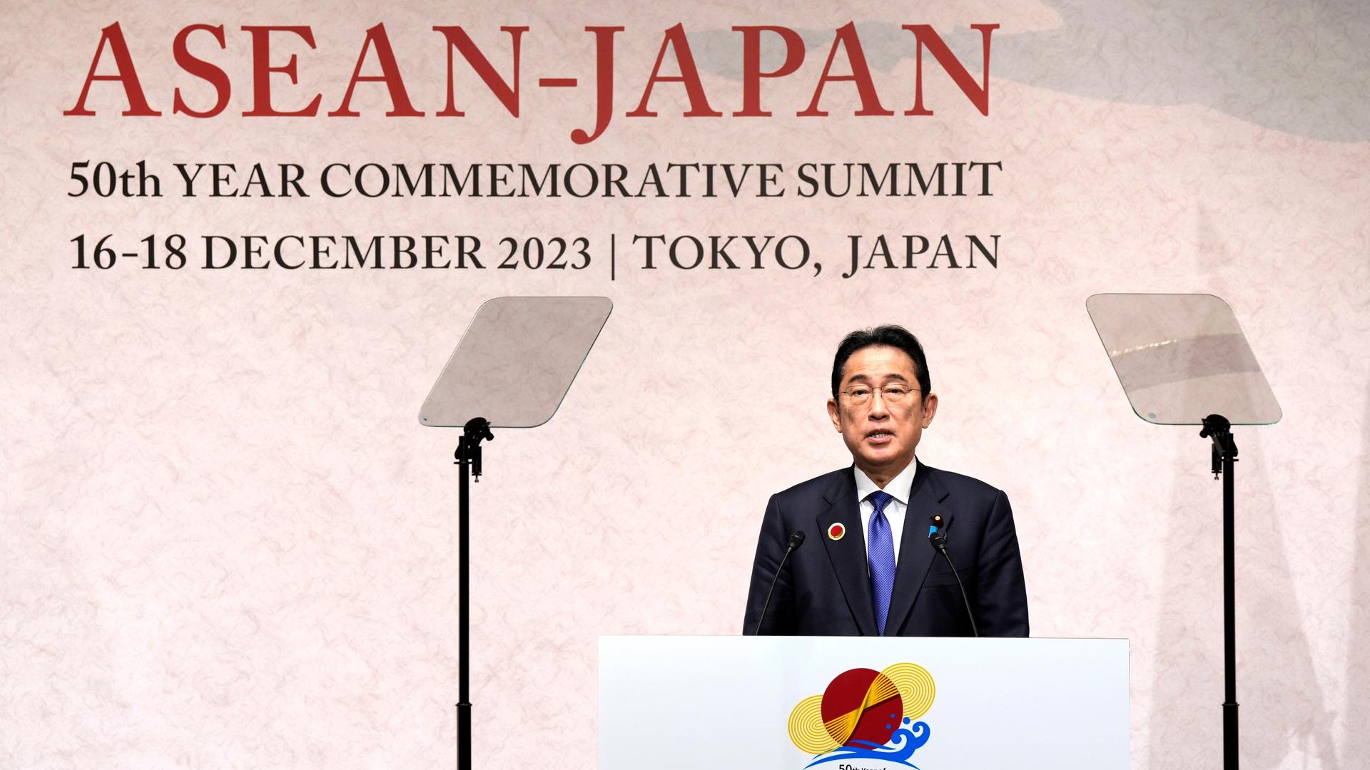 Japans Premierminister Kishida hält eine Rede anlässlich des ASEAN-Japan-Gipfels in Tokio.