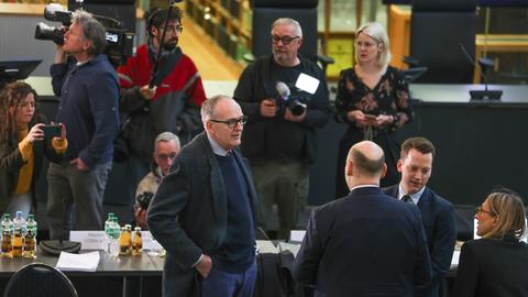 Das Verfahren am Oberverwaltungsgericht Münster findet wegen des großen Interesses in der Eingangshalle statt. Die AfD wehrt sich gegen die Einstufung als rechtsextremer Verdachtsfall durch den Verfassungsschutz.