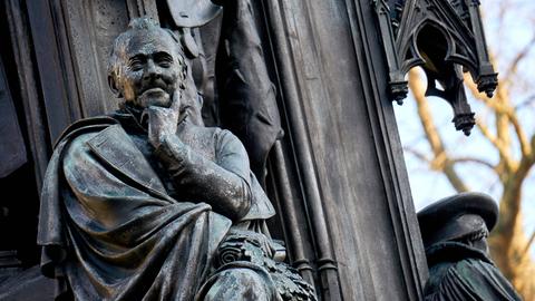 Die Figur Ernst Moritz Arndt Figur auf dem Rubenow Denkmal vor der Universität Greifswald vor dem Hauptgebäude der Universität in Greifswald 