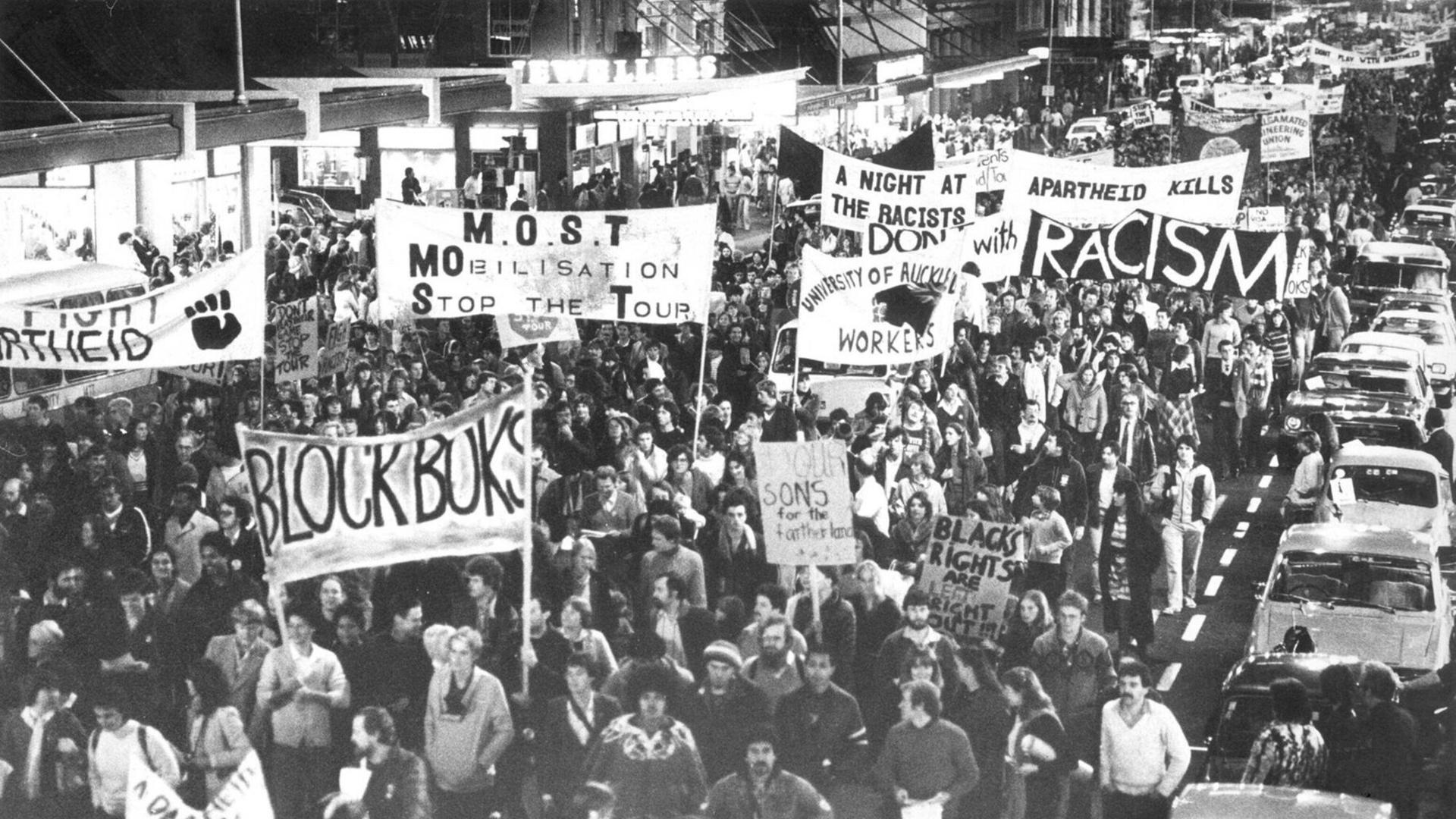 Auf diesem Foto vom 3. Juli 1981 marschieren Anti-Apartheid-Demonstranten durch Auckland, Neuseeland, um gegen die Tournee der südafrikanischen Rugby-Nationalmannschaft "Springboks"“" zu protestieren. Auf diesem Foto vom 3. Juli 1981 marschieren Anti-Apartheid-Demonstranten durch Auckland, Neuseeland, um gegen die Tournee der südafrikanischen Rugby-Nationalmannschaft "Springboks"“" zu protestieren.
