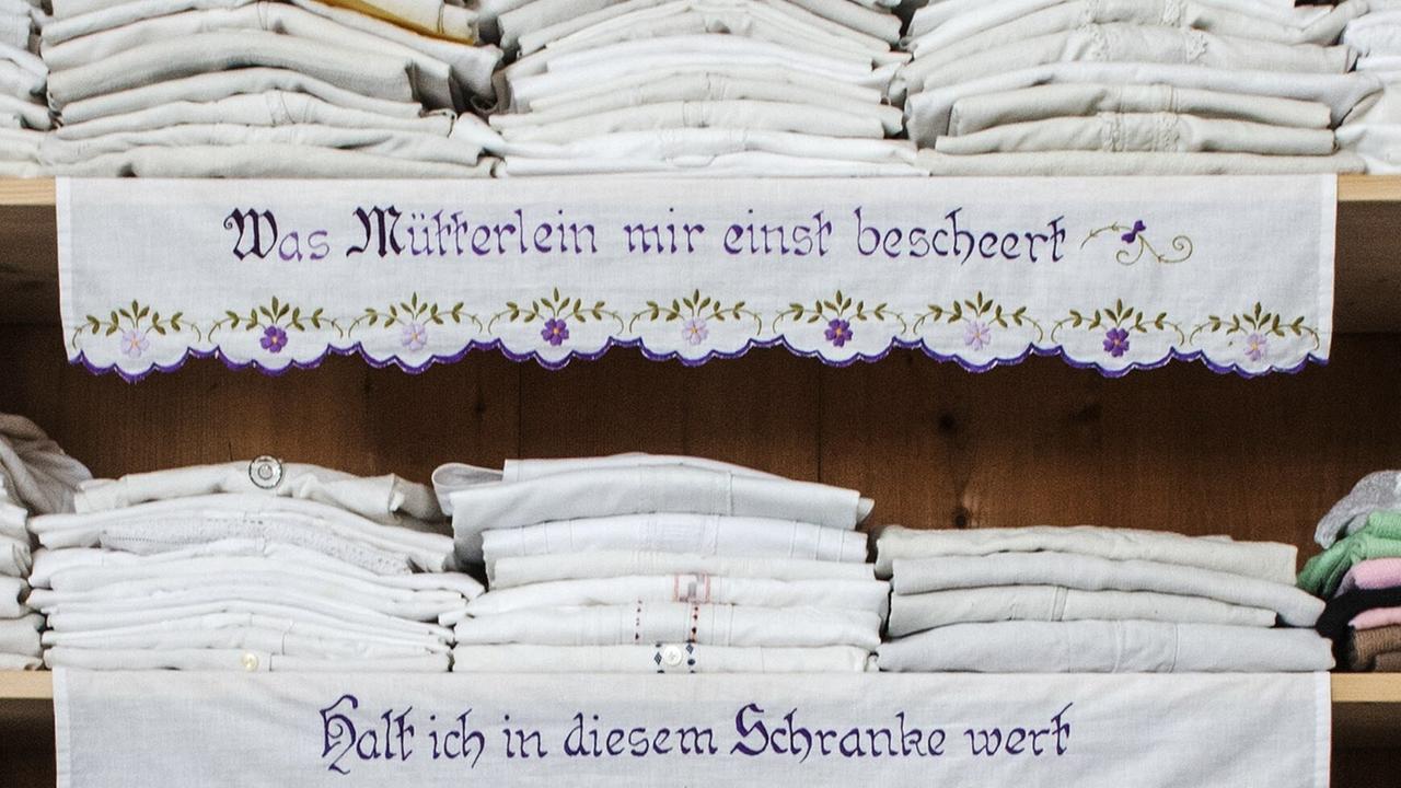 Textilien in einem Wäscheschrank (19. Jahrhundert).