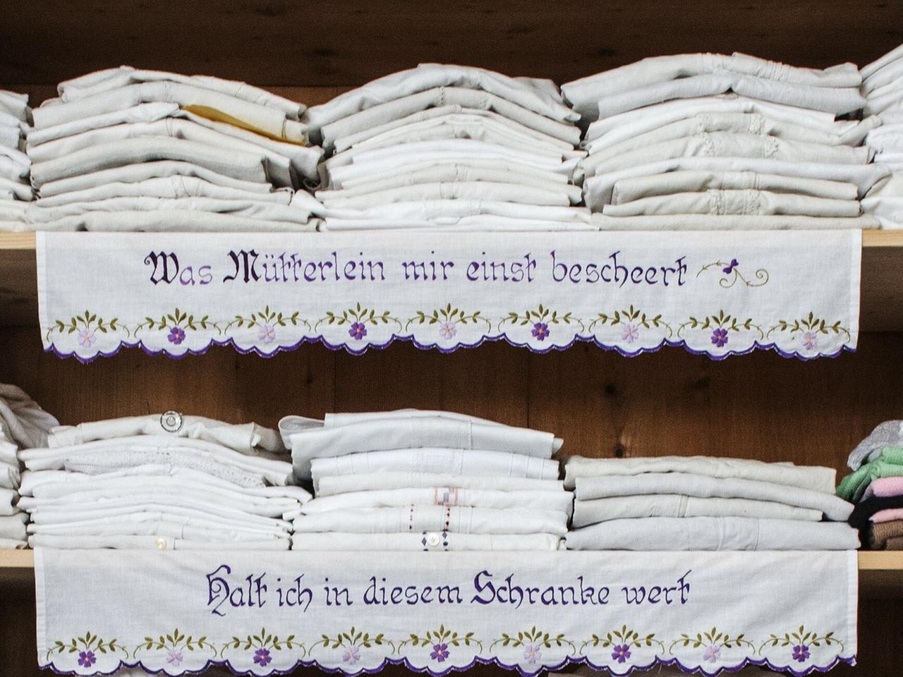 Textilien in einem Wäscheschrank (19. Jahrhundert).