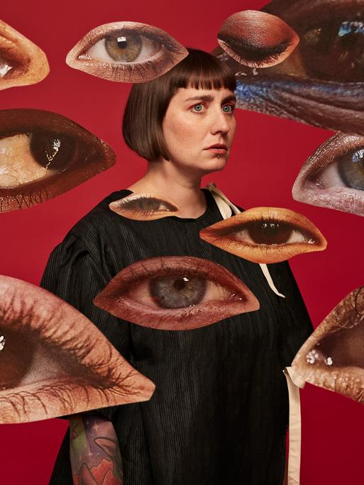 Illustration: Eine besorgt schauende Frau von einem Schwarm Augen umgeben. Illustration: Eine besorgt schauende Frau von einem Schwarm Augen umgeben.