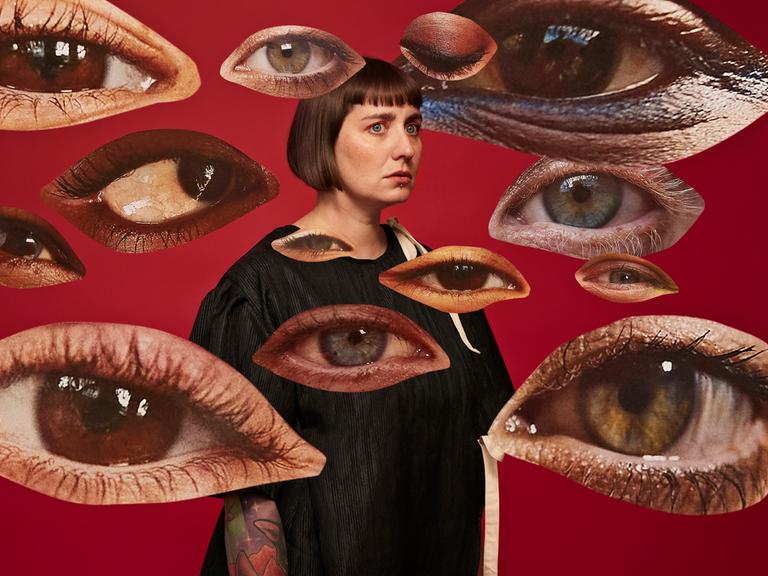 Illustration: Eine besorgt schauende Frau von einem Schwarm Augen umgeben. Illustration: Eine besorgt schauende Frau von einem Schwarm Augen umgeben.