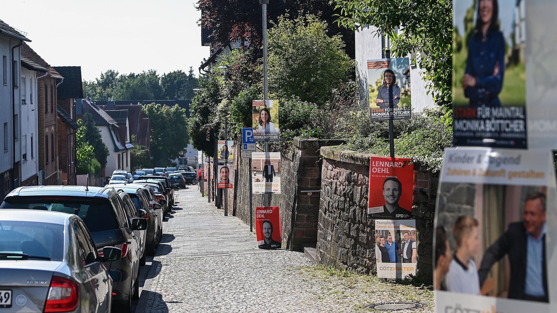 Auf den Straßen in Maintal, sind zur Wahl 2021 zahlreiche Plakate zu sehen.