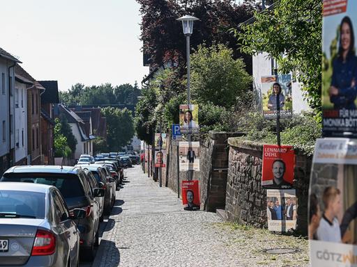 Auf den Straßen in Maintal, sind zur Wahl 2021 zahlreiche Plakate zu sehen.