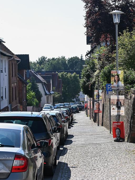 Auf den Straßen in Maintal, sind zur Wahl 2021 zahlreiche Plakate zu sehen.