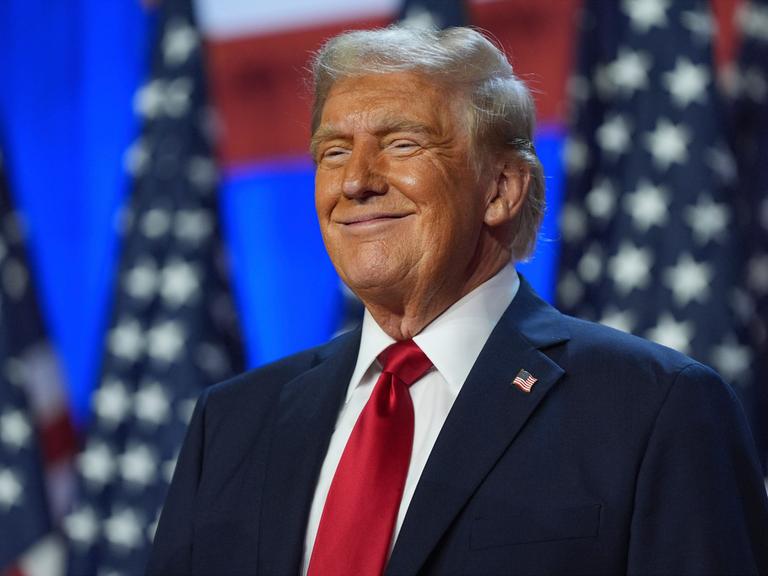 Der erneute US-Präsident Donald Trump ist zufrieden mit dem Wahlergebnis. Hier in der Wahlnacht im Palm Beach Convention Center in Florida.