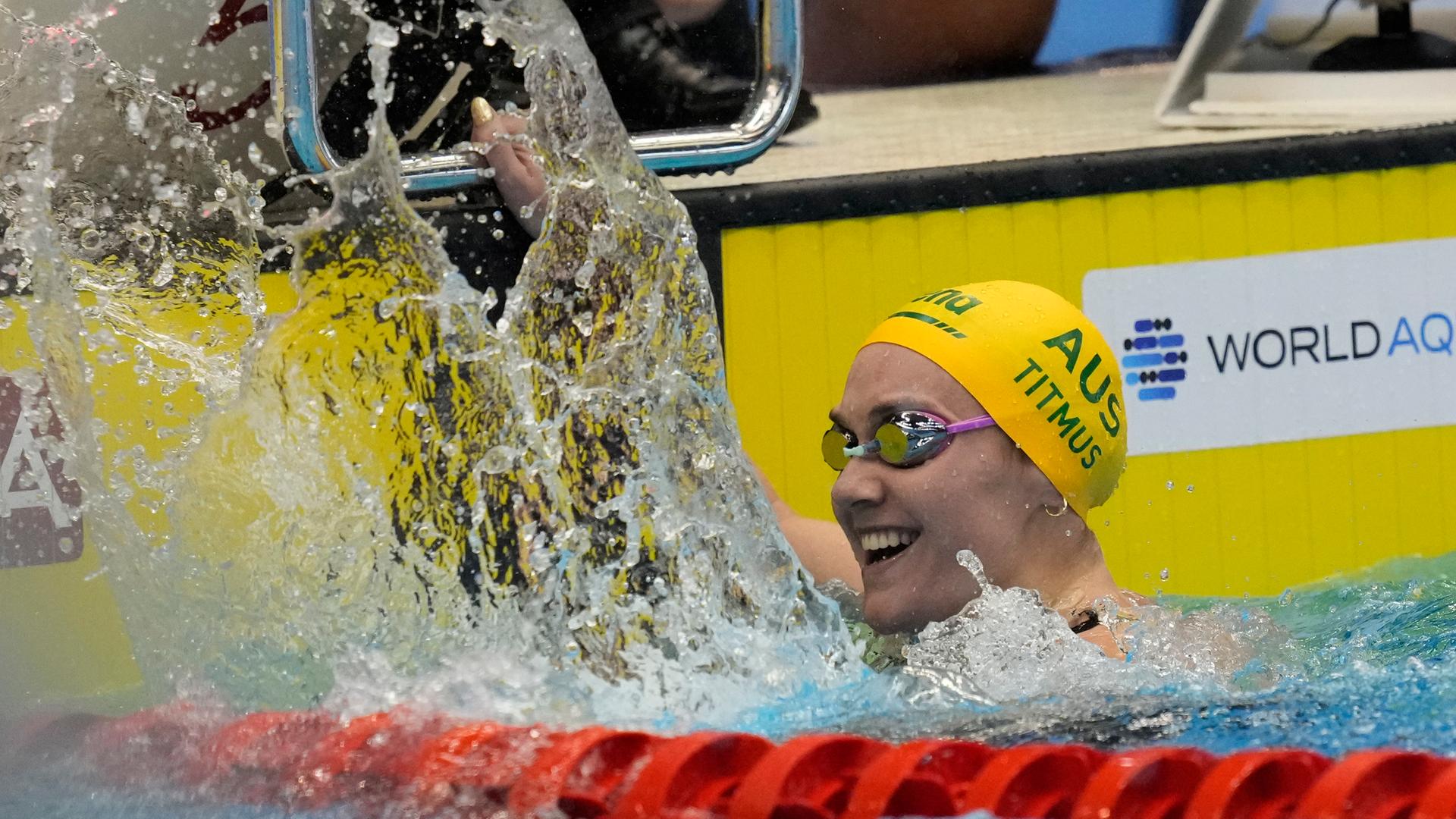 Die australische Schwimmerin Ariarne Titmus freut sich nach ihrem Sieg.