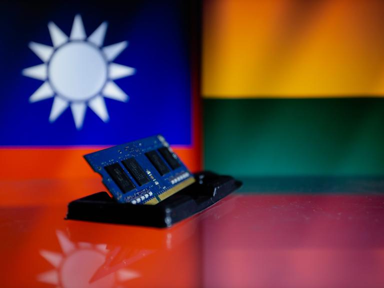 Flaggen von Taiwan und Litauen im Anschnitt hinter einem Halbleiter-Speicherchip. Taiwan kündigte die erste Investition des Central and Eastern European Investment Fund (CEEIF) an. Der taiwanesische Fonds wird 3,5 Millionen Euro in Litilit in ein litauisches Technologieunternehmen investieren. 