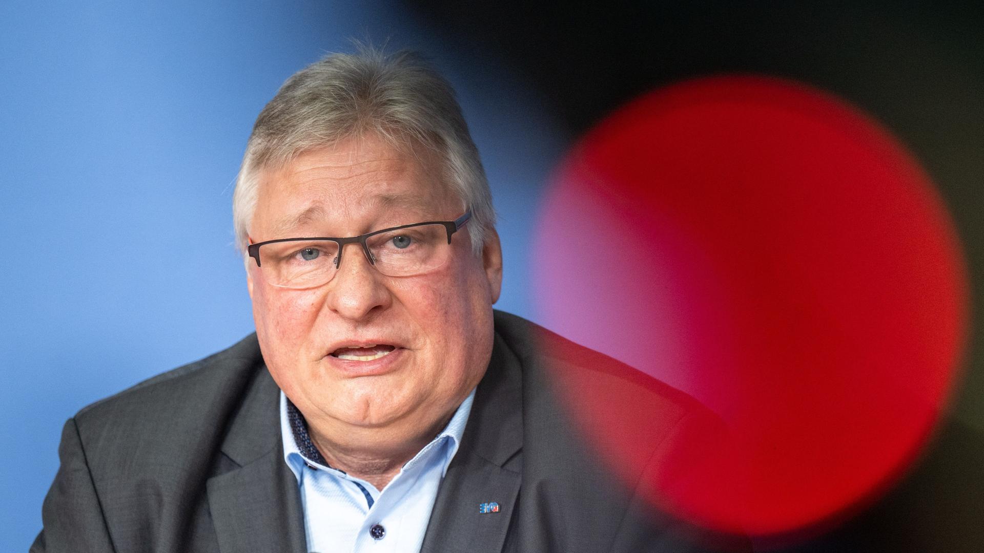 Berlin: Martin Burkert, Vorsitzender der Gewerkschaft EVG, spricht bei einer gemeinsamen Pressekonferenz von Verdi und EVG. Berlin: Martin Burkert, Vorsitzender der Gewerkschaft EVG, spricht bei einer gemeinsamen Pressekonferenz von Verdi und EVG.