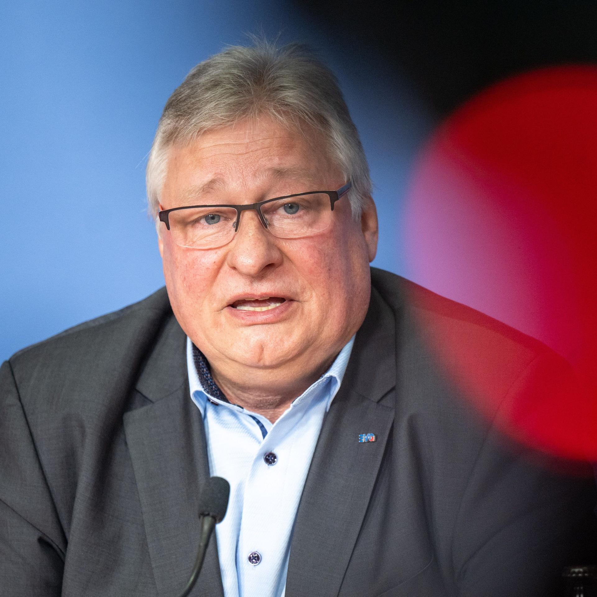 Berlin: Martin Burkert, Vorsitzender der Gewerkschaft EVG, spricht bei einer gemeinsamen Pressekonferenz von Verdi und EVG. 