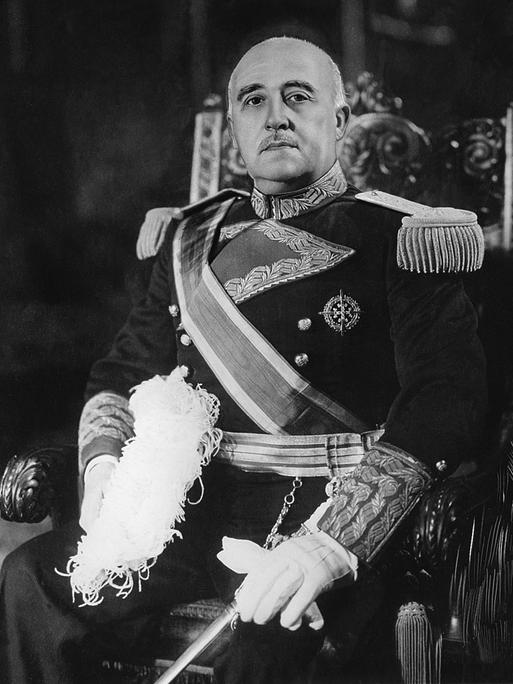 Schwarz-weiß-Aufnahme von Francisco Franco Bahamonde Schwarz-weiß-Aufnahme von Francisco Franco Bahamonde