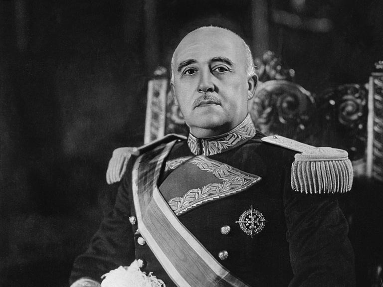 Schwarz-weiß-Aufnahme von Francisco Franco Bahamonde Schwarz-weiß-Aufnahme von Francisco Franco Bahamonde