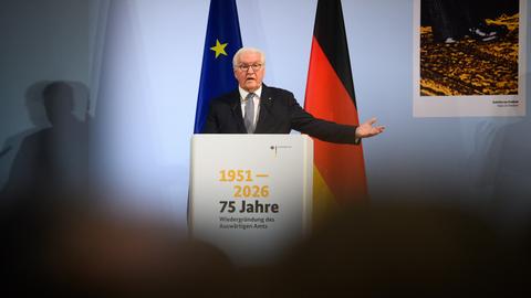 Bundespräsident Frank-Walter Steinmeier spricht bei der Jubiläumsveranstaltung "75 Jahre Wiedergründung des Auswärtigen Amtes" im Auswärtigen Amt. 