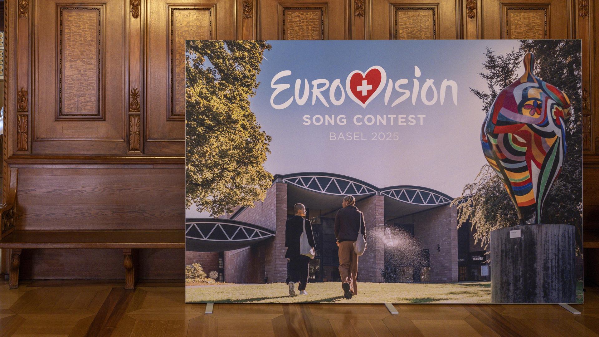Ein Poster mit dem Logo des Eurovision Song contests von Basel im Jahr 2025 steht vor dem Bürgersaal der Stadt. Ein Poster mit dem Logo des Eurovision Song contests von Basel im Jahr 2025 steht vor dem Bürgersaal der Stadt.