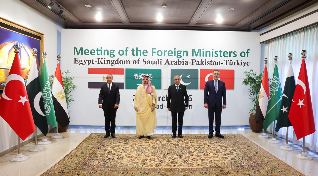 Ägyptens Außenminister Badr Abdelatty, Saudi-Arabiens Außenminister Faisal bin Farhan, Pakistans Außenminister Muhammad Ishaq Dar und der türkische Außenminister Hakan Fidan stehen nebeneinander. 