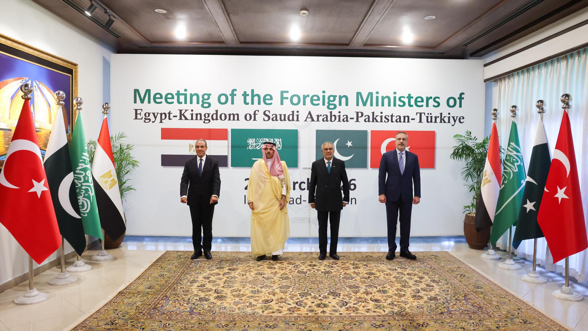 Ägyptens Außenminister Badr Abdelatty, Saudi-Arabiens Außenminister Faisal bin Farhan, Pakistans Außenminister Muhammad Ishaq Dar und der türkische Außenminister Hakan Fidan stehen nebeneinander. Ägyptens Außenminister Badr Abdelatty, Saudi-Arabiens Außenminister Faisal bin Farhan, Pakistans Außenminister Muhammad Ishaq Dar und der türkische Außenminister Hakan Fidan stehen nebeneinander.
