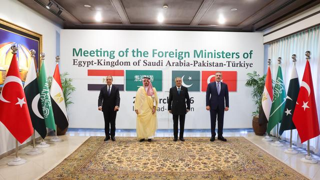 Ägyptens Außenminister Badr Abdelatty, Saudi-Arabiens Außenminister Faisal bin Farhan, Pakistans Außenminister Muhammad Ishaq Dar und der türkische Außenminister Hakan Fidan stehen nebeneinander. 