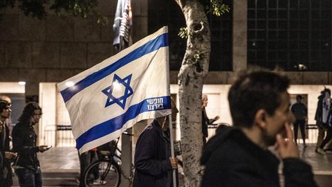 Menschen versammeln sich zu Protesten in Tel Aviv. (Archivbild)