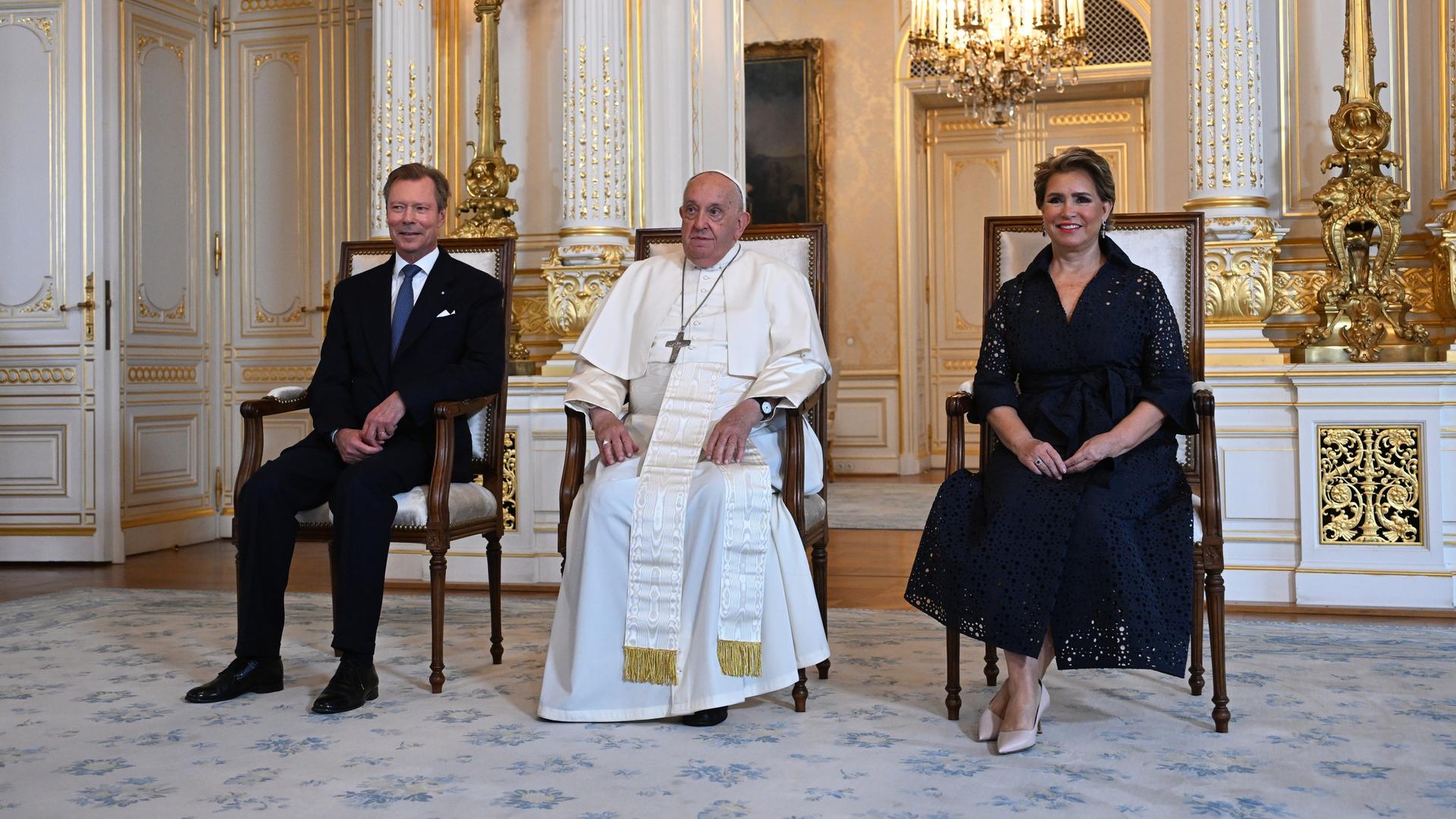 Luxemburg: Papst Franziskus (M) wird von Luxemburgs Großherzog Henri und Großherzogin Maria Teresa im Großherzoglichen Palast empfangen. Er sitzt zwischen den ihnen.