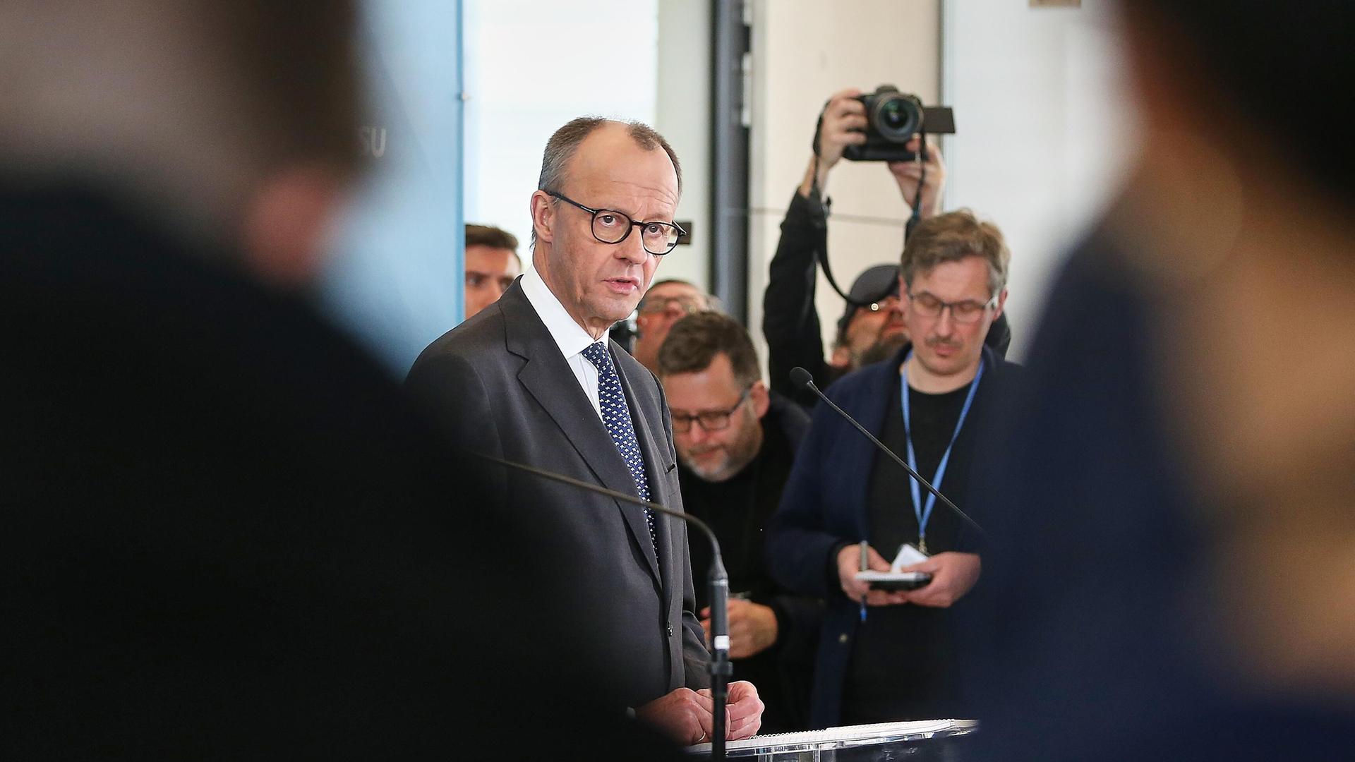 Der CDU-Chef Politiker Friedrich Merz gibt vor Pressevertreterinnen und Pressevertretern eine Erklärung ab.