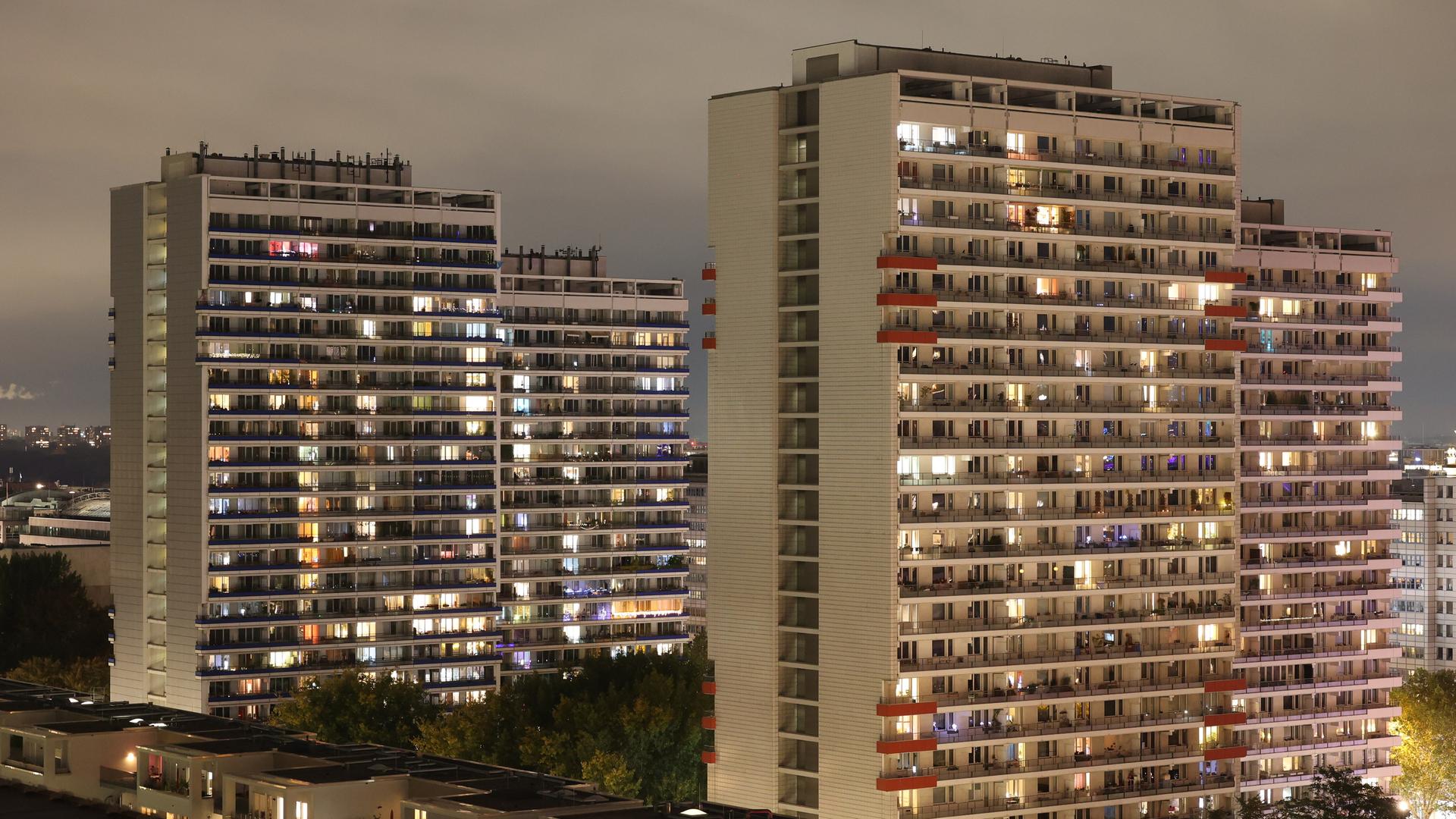 Blick auf die beleuchteten Wohnungen der Hochhäuser in der Leipziger Straße in Berlin.