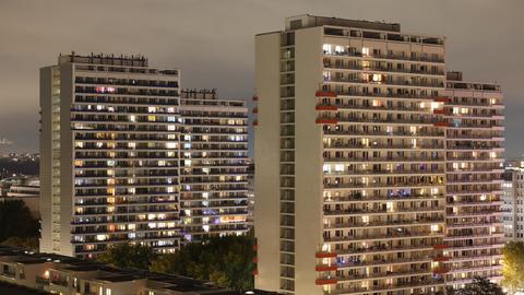 Blick auf die beleuchteten Wohnungen der Hochhäuser in der Leipziger Straße in Berlin.