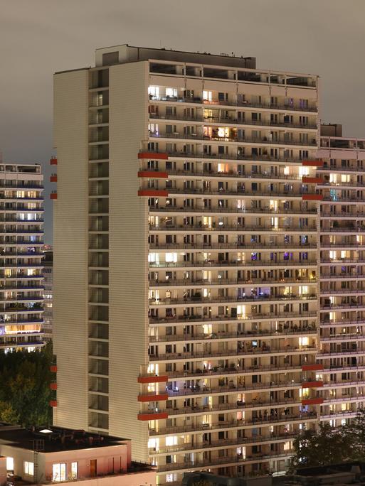 Blick auf die beleuchteten Wohnungen der Hochhäuser in der Leipziger Straße in Berlin.