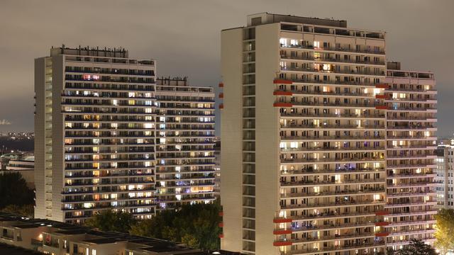 Blick auf die beleuchteten Wohnungen in Hoch-Häusern in Berlin.