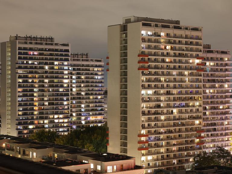 Blick auf die beleuchteten Wohnungen der Hochhäuser in der Leipziger Straße in Berlin.