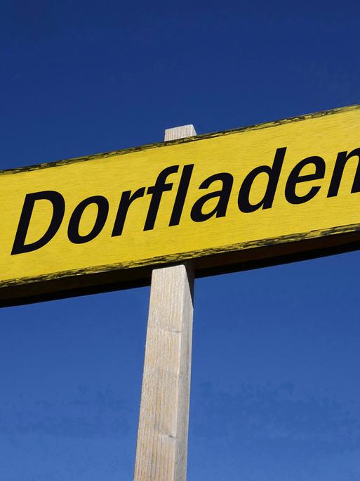 Wegweiser mit Schriftzug Dorfladen am 17.10.2024 in Borkwalde, Brandenburg