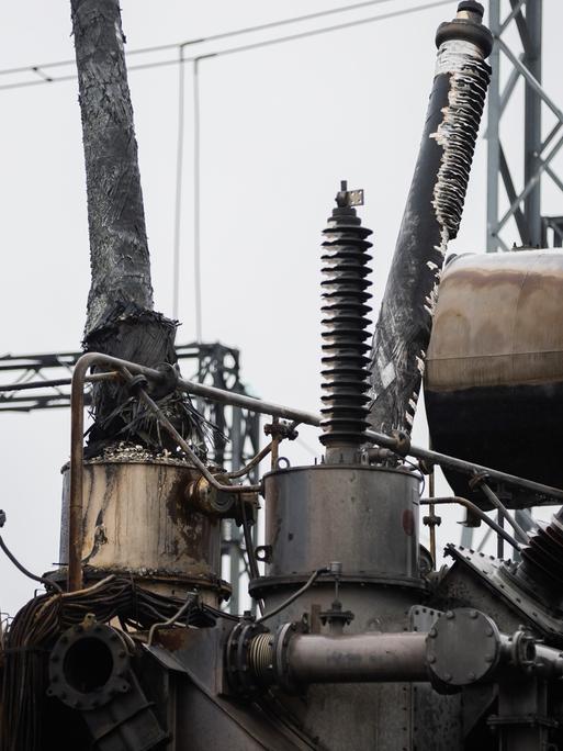 Ein durch russische Angriffe zerstörter Transformator steht in einem der Umspannwerke des Energieunternehmens "Ukrenergo. 
