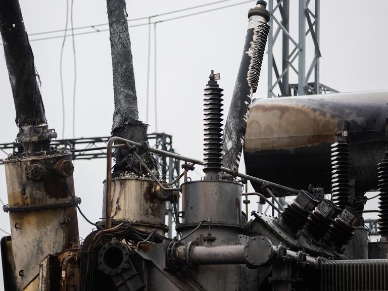 Ein durch russische Angriffe zerstörter Transformator steht in einem der Umspannwerke des Energieunternehmens "Ukrenergo. 