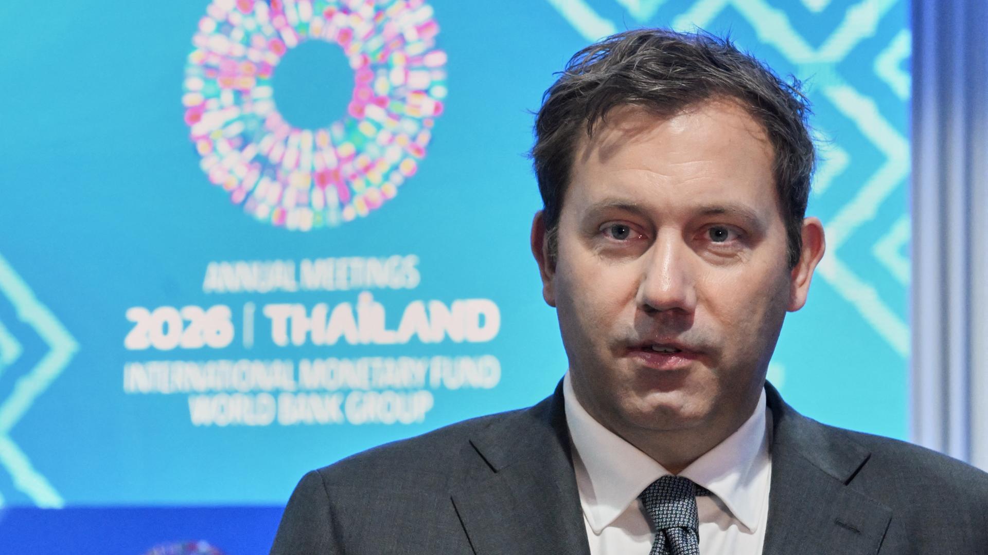 Bangkok: Bundesfinanzminister Lars Klingbeil (SPD) spricht im Rahmen der Jahrestagung des Internationalen Währungsfonds (IWF) während eines Statements. Bangkok: Bundesfinanzminister Lars Klingbeil (SPD) spricht im Rahmen der Jahrestagung des Internationalen Währungsfonds (IWF) während eines Statements.