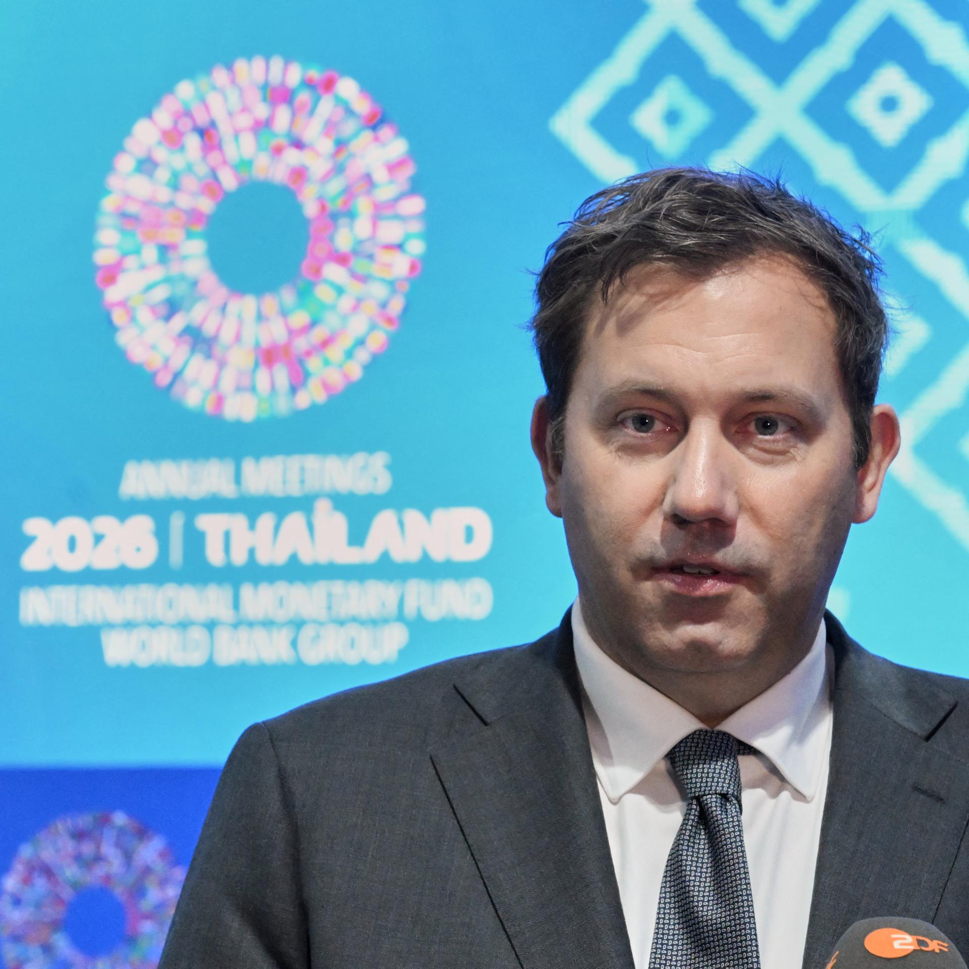 Bangkok: Bundesfinanzminister Lars Klingbeil (SPD) spricht im Rahmen der Jahrestagung des Internationalen Währungsfonds (IWF) während eines Statements.