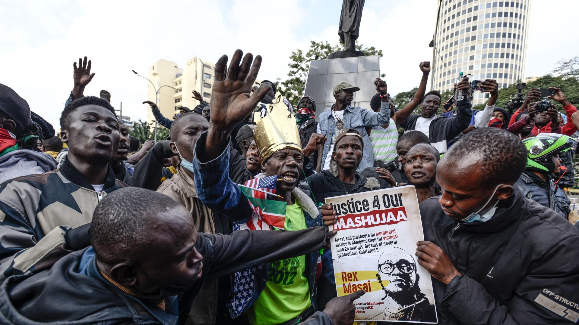 In Nairobi und anderen kenianischen Städten gingen tausende Menschen auf die Straße, um der Opfer der Proteste gegen Steuererhöhungen vor einem Jahr zu gedenken. In Nairobi und anderen kenianischen Städten gingen tausende Menschen auf die Straße, um der Opfer der Proteste gegen Steuererhöhungen vor einem Jahr zu gedenken.