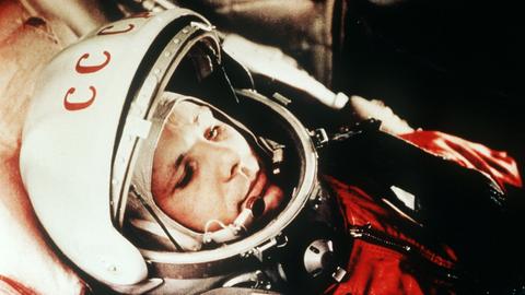 April 1961: Der sowjetische Kosmonaut Juri Gagarin in seinem Raumanzug kurz vor dem Start zum ersten bemannten Weltraumflug.