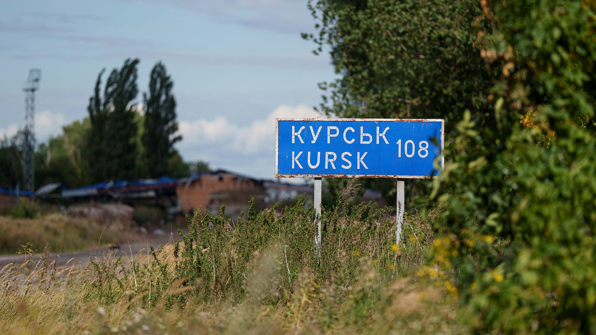 Ein Straßenschild an der russisch-ukrainischen Grenze zeigt die Entfernung zur russischen Stadt Kursk an. 