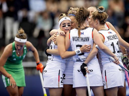 Die deutschen Hockey-Frauen freuen sich über ihren Sieg.
