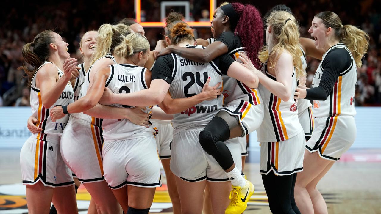 Die deutschen Basketballerinnen jubeln nach dem Sieg gegen Südkorea bei der WM in Berlin.